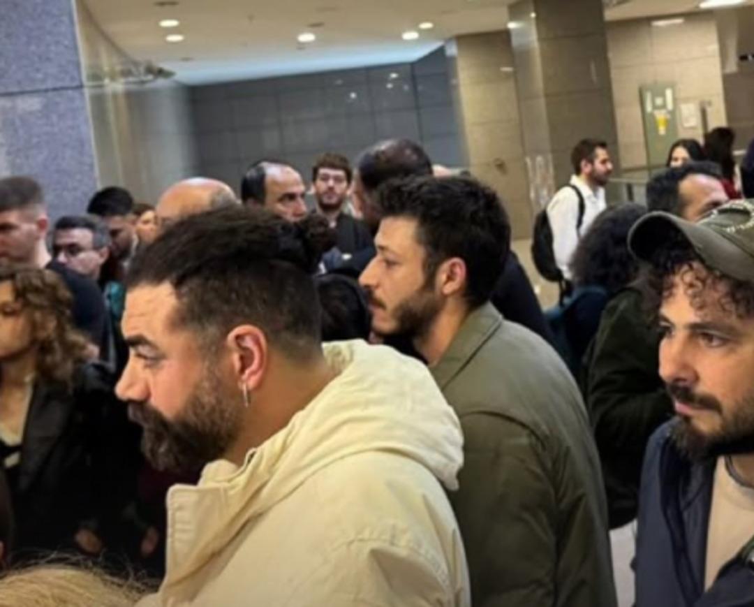 Şakir Paşa Ailesi nin başrolü Cem Yiğit Üzümoğlu için Oyuncu Sendikası üyeleri soluğu Çağlayan da aldı!   Bekliyoruz...   3