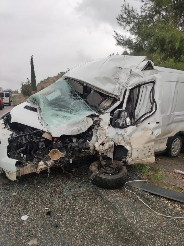 Adıyaman'da kamyon ile minibüs çarpıştı: 1 ölü