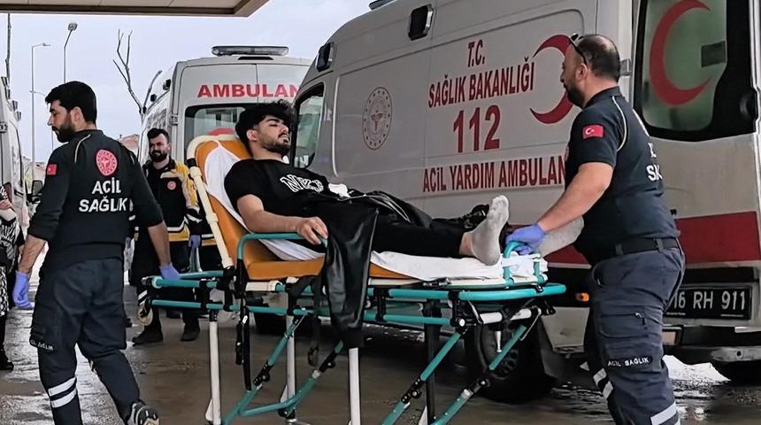 Kontrolden çıkan kamyonet direği devirdi