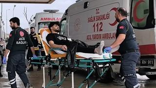 Gaz tankeri yola düştü, iki otomobile çarptı