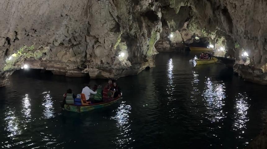 Yerin 80 metre altındaki g&ouml;lde kayık keyfi