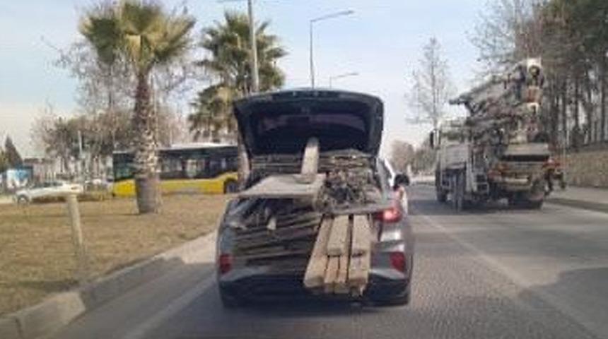 Bagaja yüklediği tahtalarla trafiği tehlikeye attı