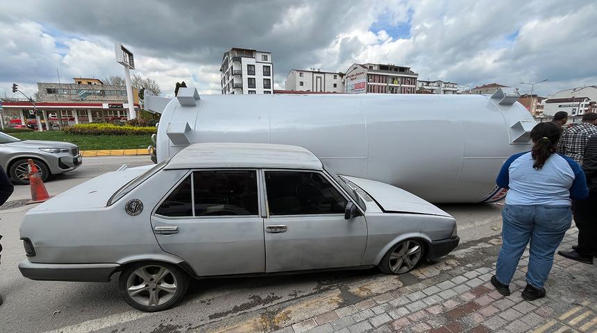 Yer: Kocaeli! Gaz tankı, park halindeki otomobil ve cipe çarptı