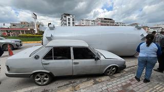 Yer: Kocaeli! Gaz tankı, park halindeki otomobil ve cipe çarptı