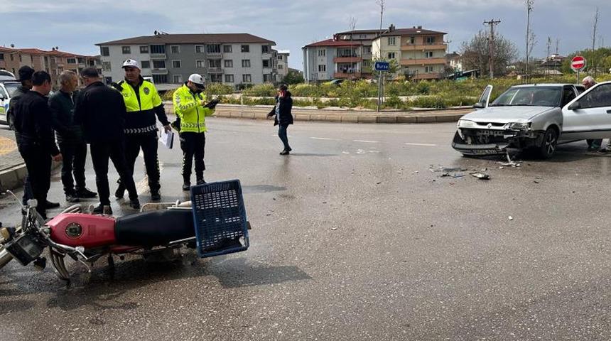 İznik'te otomobil ile motosiklet çarpıştı:1 yaralı