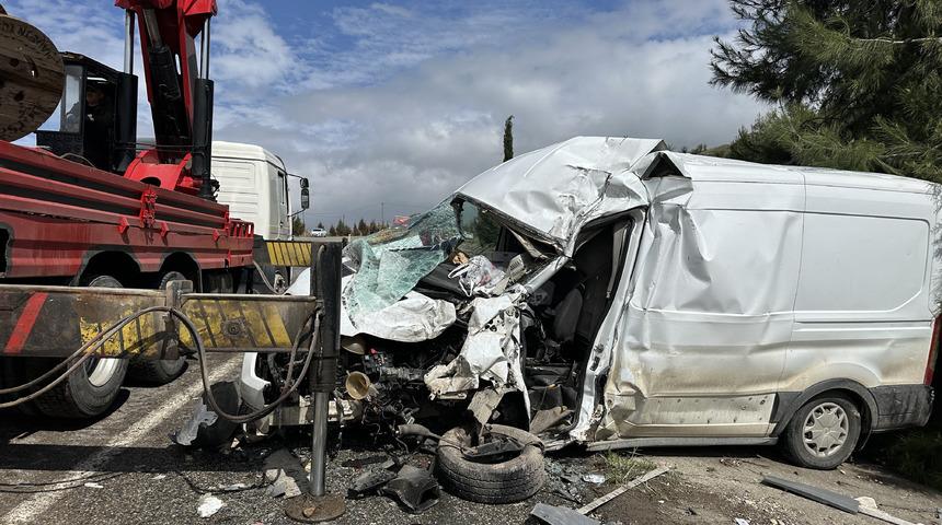 Adıyaman'da kamyonla minibüs çarpıştı! 1 kişi hayatını kaybetti