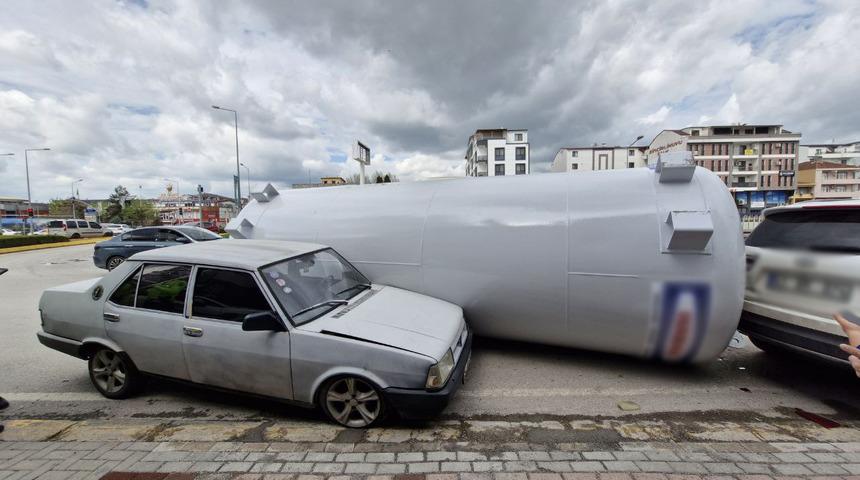 Kocaeli'de gaz depolama tankı yola devrildi, ulaşımı aksattı