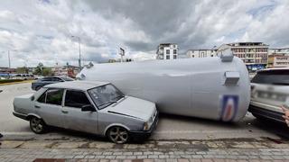 Kocaeli'de gaz depolama tankı yola devrildi, ulaşımı aksattı