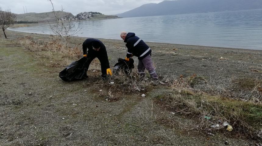 Elazığ'daki Hazar Gölü çevresinden 7 ton çöp toplandı