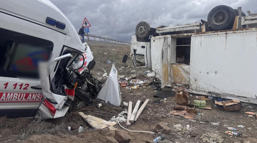 Kayseri'de ambulans ile kamyonet çarpıştı! 6 kişi yaralandı