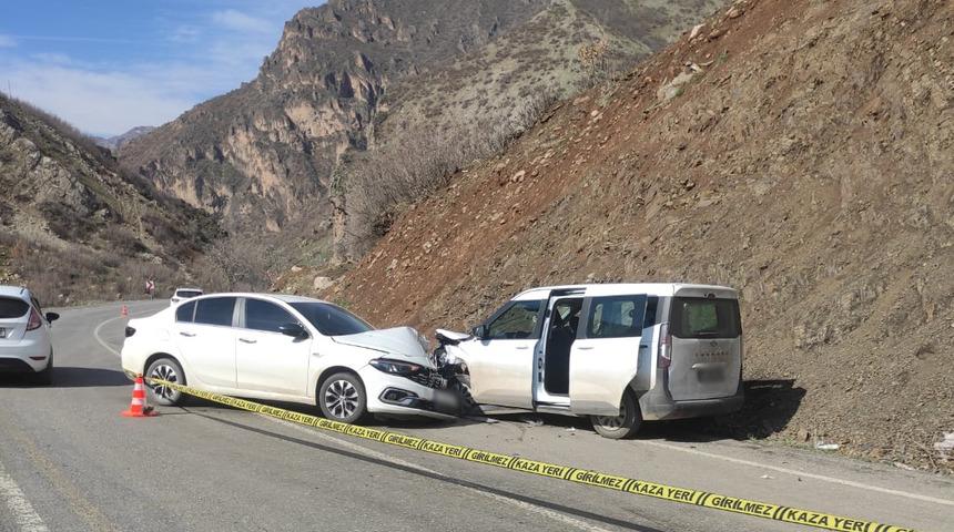 Şırnak'ta hafif ticari araç ile otomobil çarpıştı, 1'i çocuk 4 kişi yaralandı