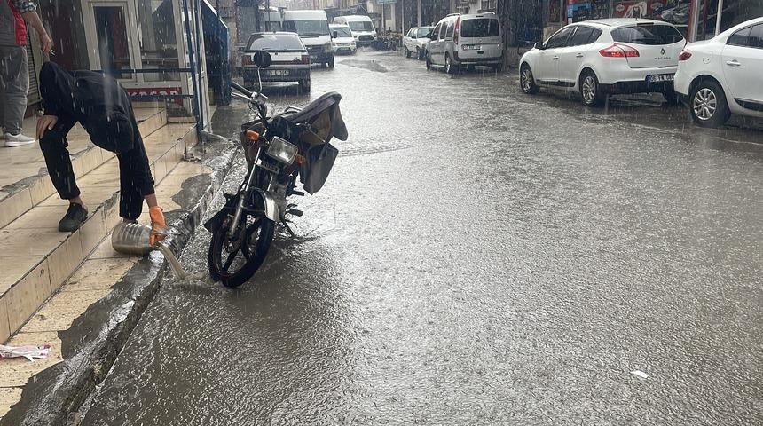 Şanlıurfa'da sağanak: Bazı cadde ve sokaklarda su birikintileri oluştu
