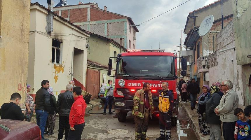 İzmir'de evde çıkan yangında dumandan etkilenen kişi hastaneye kaldırıldı