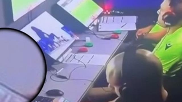 VAR odasında skandal olay! Maçın hakemleri bahis oynarken görüntülendi