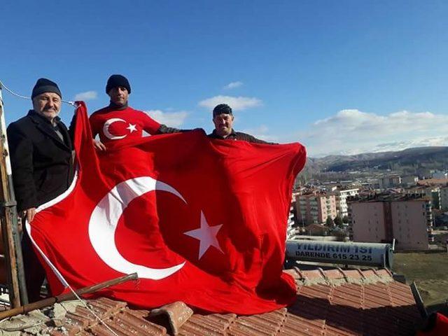 Darendeli kapıcıdan Mehmetçik ve polise pastalı destek