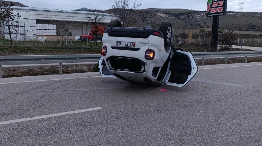 Ankara'da kontrolden çıkan otomobil takla attı: 3 yaralı