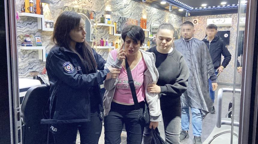 Kendisine yardımcı olmak isteyen polisi itip, "Köpek gibi bekliyorlar" diye şikayet etti