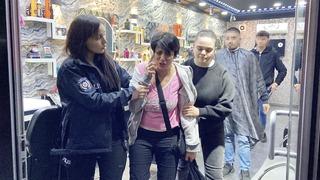 Kendisine yardımcı olmak isteyen polisi itip, Köpek gibi bekliyorlar diye şikayet etti