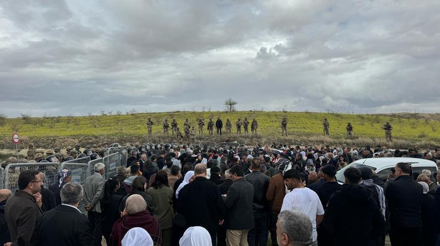Halfeti'de '4 Nisan' &ouml;nlemleri: Ter&ouml;ristbaşı &Ouml;calan'ın doğum g&uuml;n&uuml;n&uuml; kutlamak isteyenlere ge&ccedil;it verilmedi
