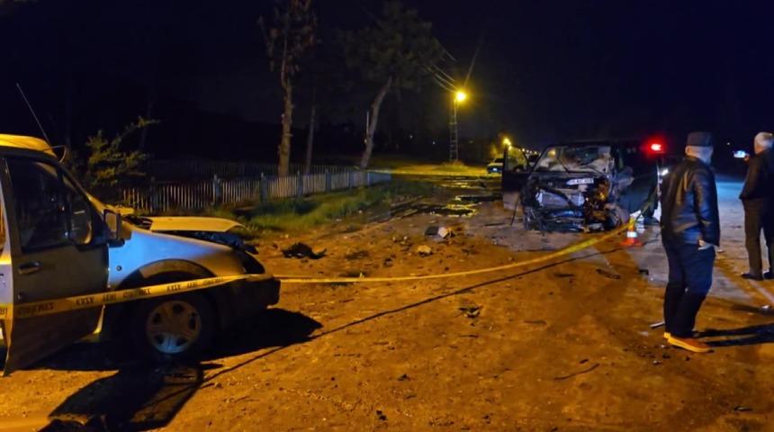 Amasya’da minibüs ile hafif ticari araç kafa kafaya çarpıştı: 7 yaralı