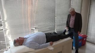 Bel ağrısı yüzünden 3 defa ameliyat oldu! Profesörler 'Vida atalım' dahi dedi: Gerçeği 10 yıl sonra öğrendi...