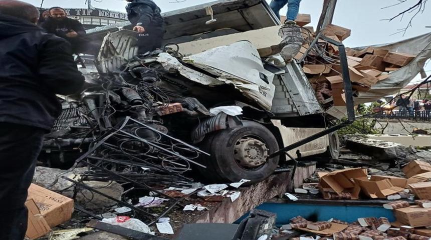Ankara'da parkın duvarına çarpan tırın şoförü hayatını kaybetti