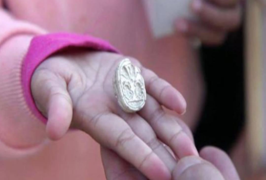 Böcek şeklindeydi: Güzel olduğu için aldı... 3 yaşındaki kız 3800 yıllık muska buldu!  2