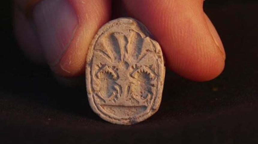 Böcek şeklindeydi: Güzel olduğu için aldı... 3 yaşındaki kız 3800 yıllık muska buldu! 