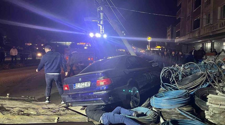 Yoldan &ccedil;ıkıp elektrik direğine &ccedil;arpan otomobil kullanılamaz hale geldi