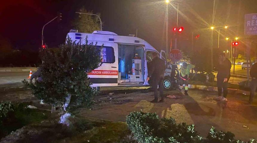 Ambulans ile cip çarpıştı: 9 yaralı