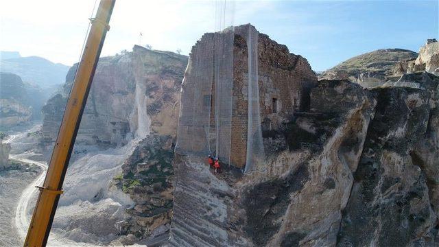 Hasankeyf'te 900 yıllık Küçük Saray böyle örtülendi