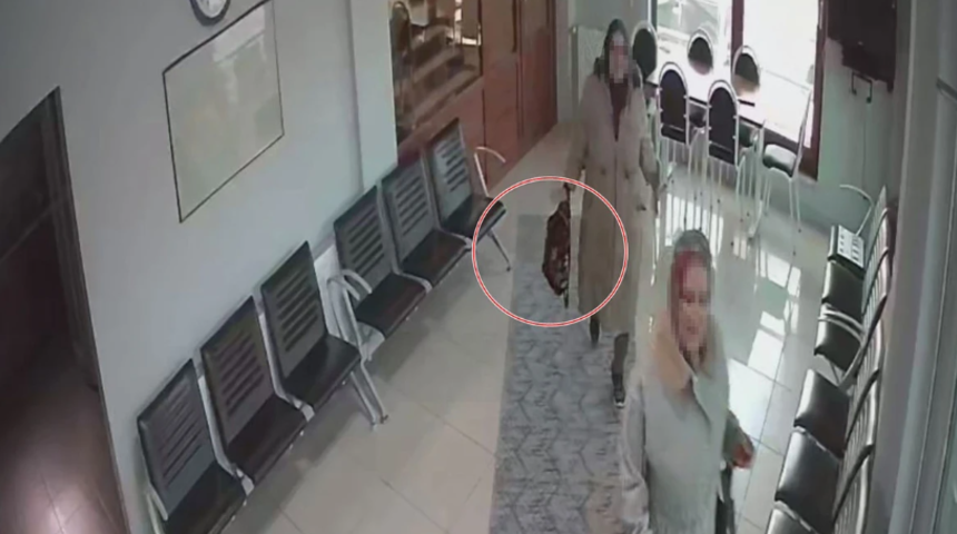 Halk otobüsünde unutulan altın dolu çantayı sahibine teslim etti