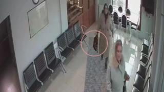 Halk otobüsünde unutulan altın dolu çantayı sahibine teslim etti