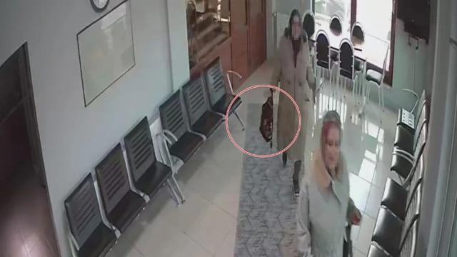 Halk otobüsünde unutulan altın dolu çantayı sahibine teslim etti