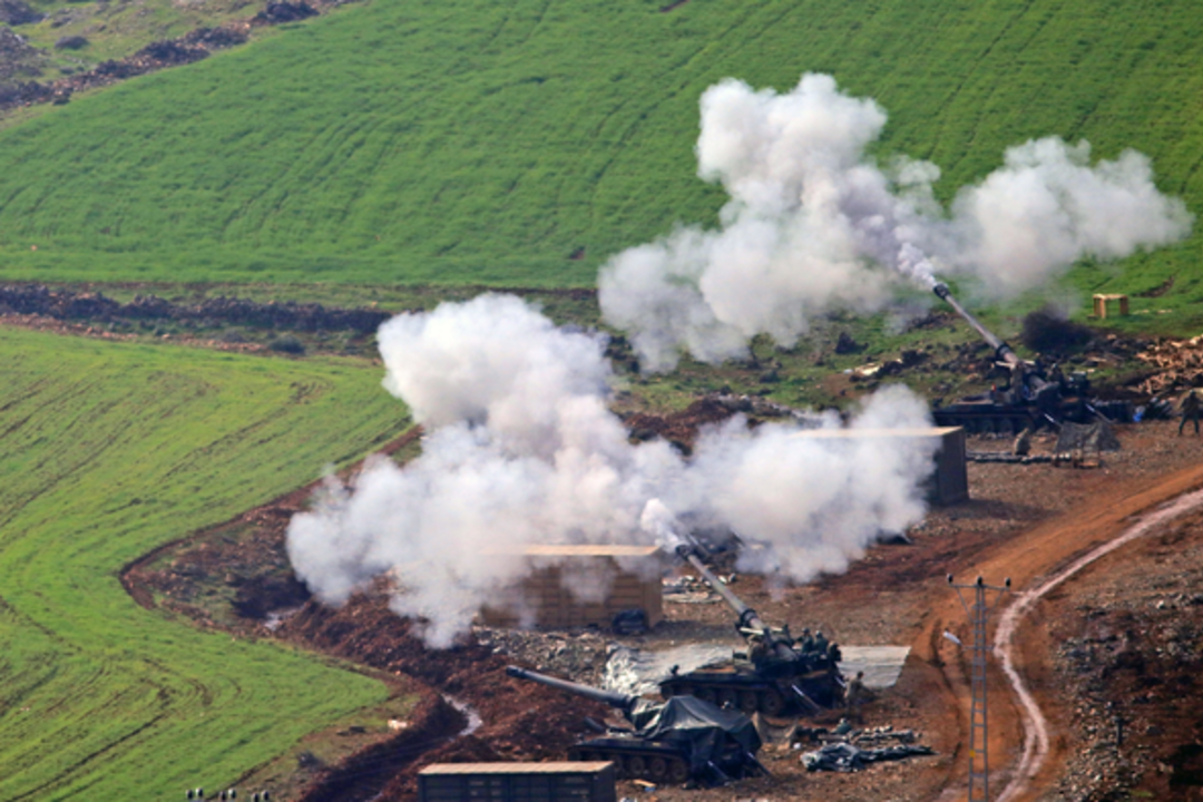 Sınırdan &ccedil;ok sıcak g&ouml;r&uuml;nt&uuml;ler... Bombardıman başladı