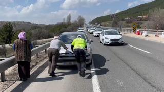 Yaşlı çiftin yardımına trafik polisi yetişti