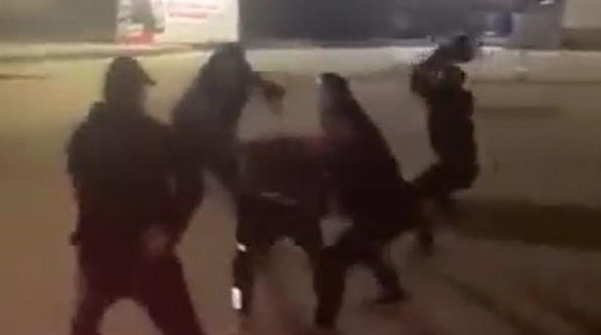 Parkta tek teker şov yaptı! Vatandaşlar tekme tokat saldırdı