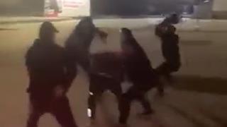 Parkta tek teker şov yaptı! Vatandaşlar tekme tokat saldırdı