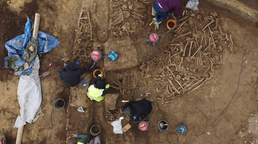 Futbol sahasını yenilerken ortaya çıktı! Roma dönemine ait toplu mezar bulundu...