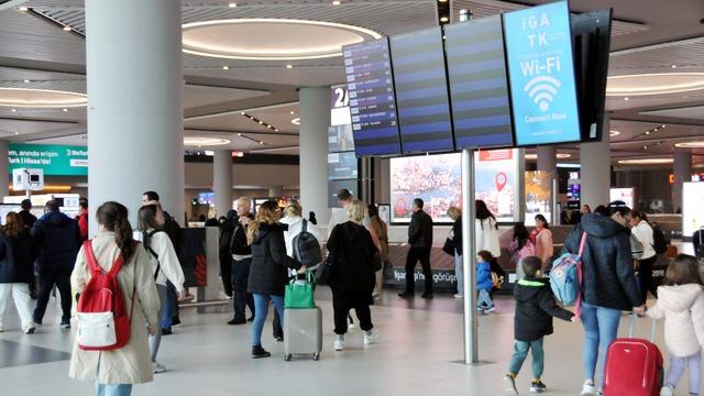 İstanbul Havalimanı'nda bayram dönüşü yoğunluğu!