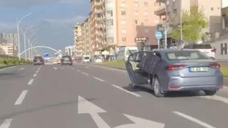 Diyarbakır'da kapısı açık otomobille tehlikeli nakliye