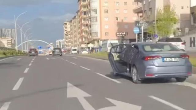 Diyarbakır'da kapısı açık otomobille tehlikeli nakliye