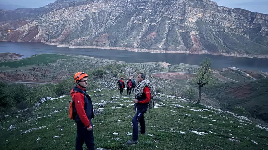 Siirt'te çoban kayalıklarda mahsur kaldı! Yardımına ekipler koştu