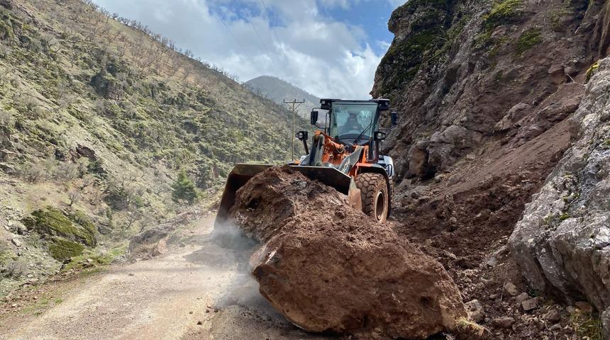Batman'da heyelanlardan kapanan 60 yoldan 30'u açıldı