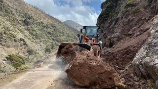 Batman'da heyelanlardan kapanan 60 yoldan 30'u açıldı