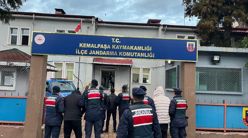 Artvin'de tır dorsesinde yurt dışına kaçmaya çalışan 3 zanlı yakalandı