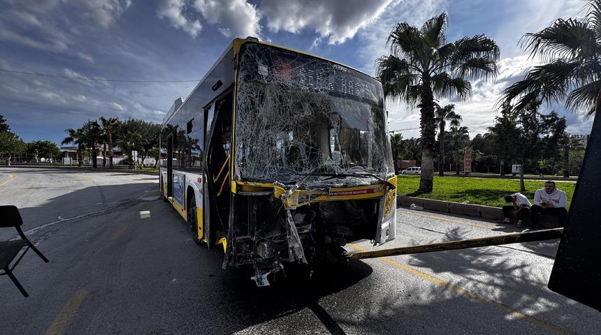 Mersin'de belediye otobüsü önce elektrik direğine sonra duvara çarptı! Kazada 5 kişi yaralandı