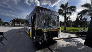 Mersin'de belediye otobüsü önce elektrik direğine sonra duvara çarptı! Kazada 5 kişi yaralandı