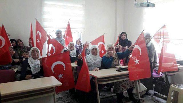 Vatandaşlara Türk Bayrağı dağıtıldı