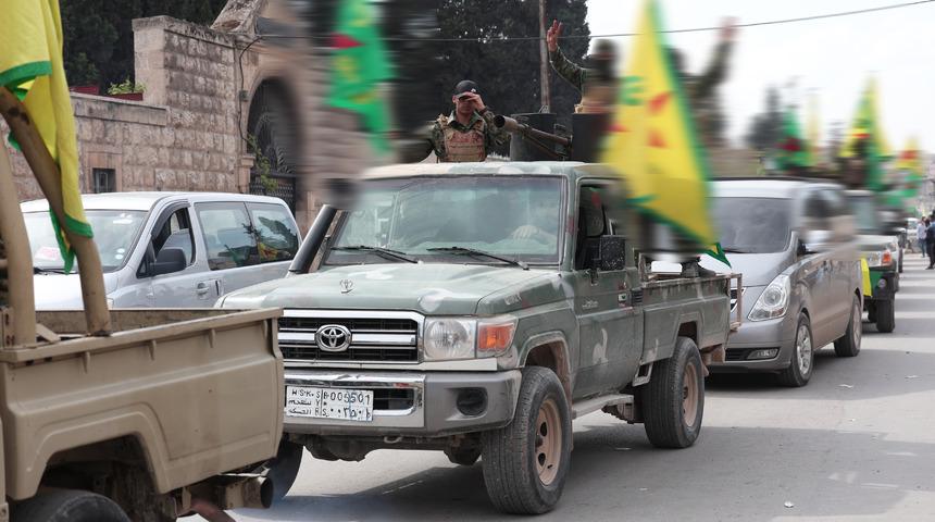 PKK/YPG'liler ellerindeki paçavralarıyla Halep'i terk ettiler!